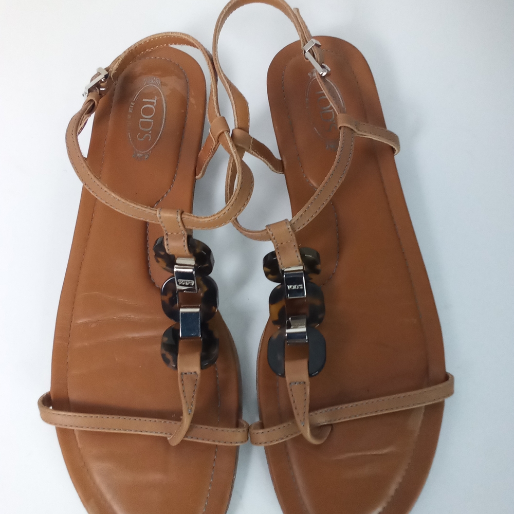Tod's Strappy Leather Thong Sandals Camel Leather Tortoiseshell Chain Accent